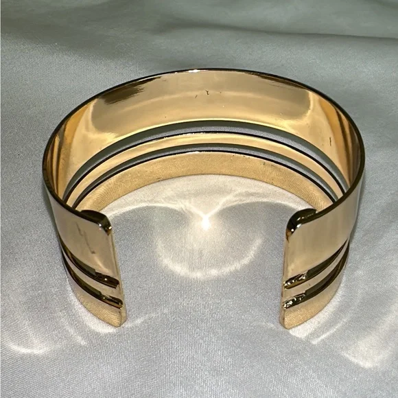 ✨💛 Gold Cut out Cuff Bangle with 3 lines from Nordstrom 💛✨ - Picture 4 of 11